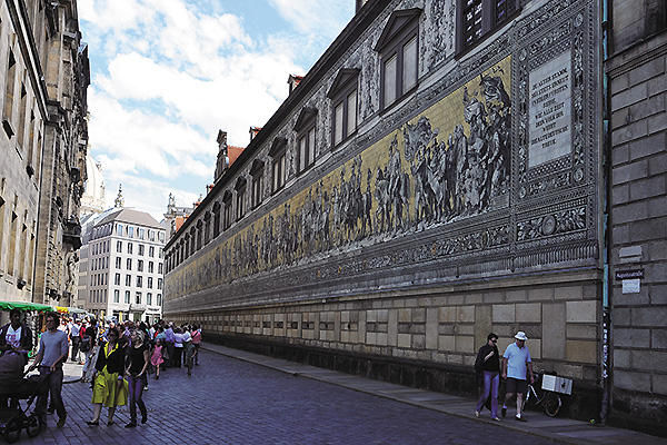 ドレスデン王宮外壁の１０２mもの長さのタイル壁画