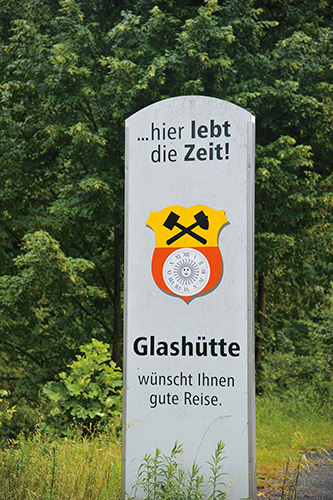 グラスヒュッテの紋章が配された標識